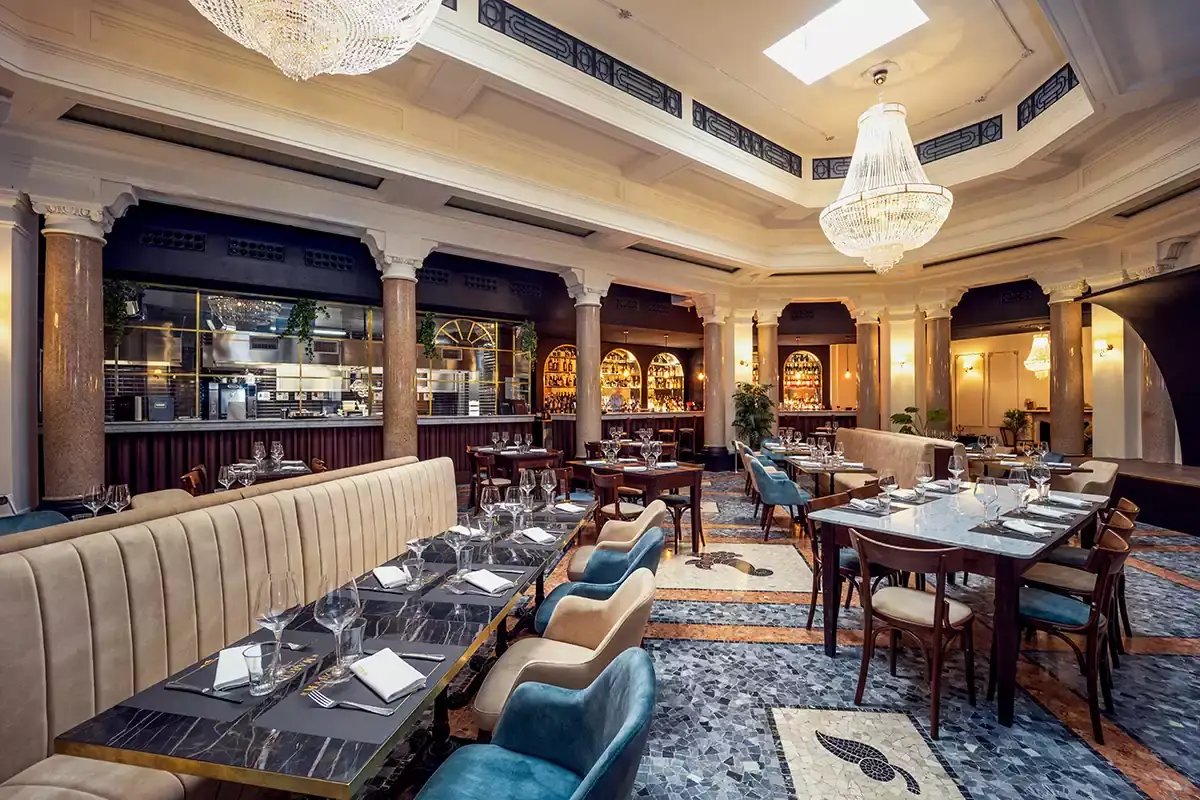La sala con le colonne, cucina a vista e cocktail bar Il Marchese, Osteria, Mercato e Liquori raddoppia e apre a Milano