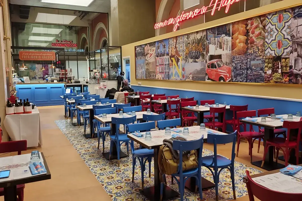 La sala della nuova pizzeria travel retail di Rossopomodoro Rossopomodoro apre a Torino Porta Nuova la sua decima pizzeria in Piemonte