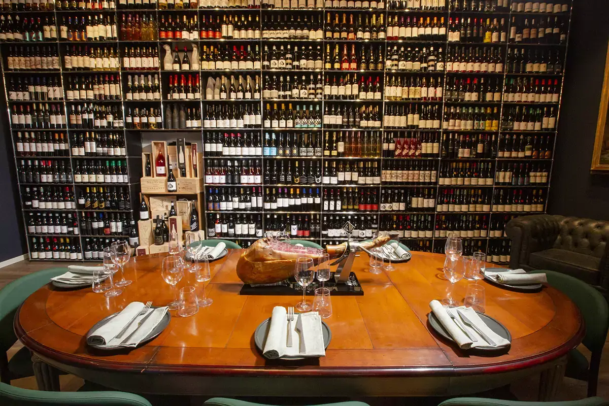 La sala Vinoteca Con Se&ntilde;or&igrave;o arriva a Milano la vera cucina di Spagna