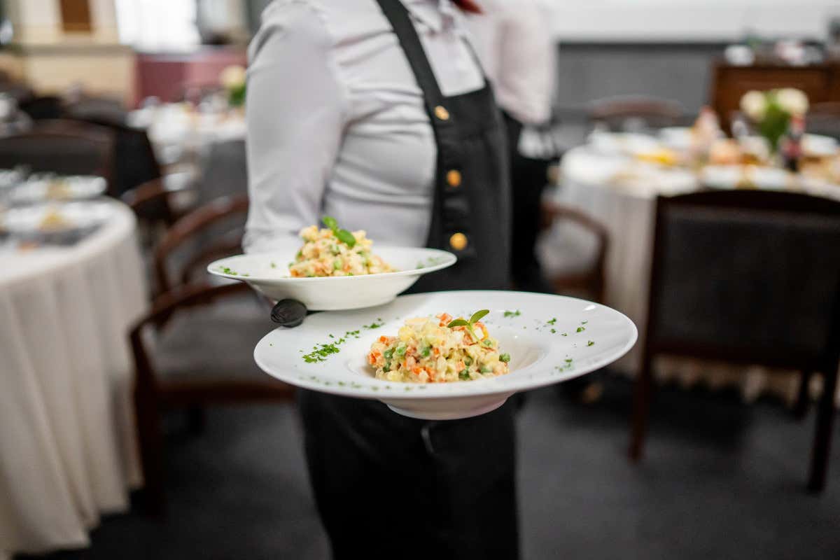 Il doppio turno in sala: vantaggio per il ristorante o limite per l’esperienza?