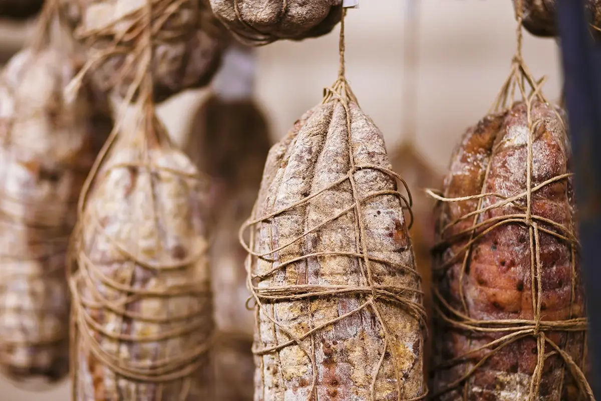 Operazione Barbecue Tre Ispezione nei salumifici italinai: sequestrate 14 tonnellate di salumi