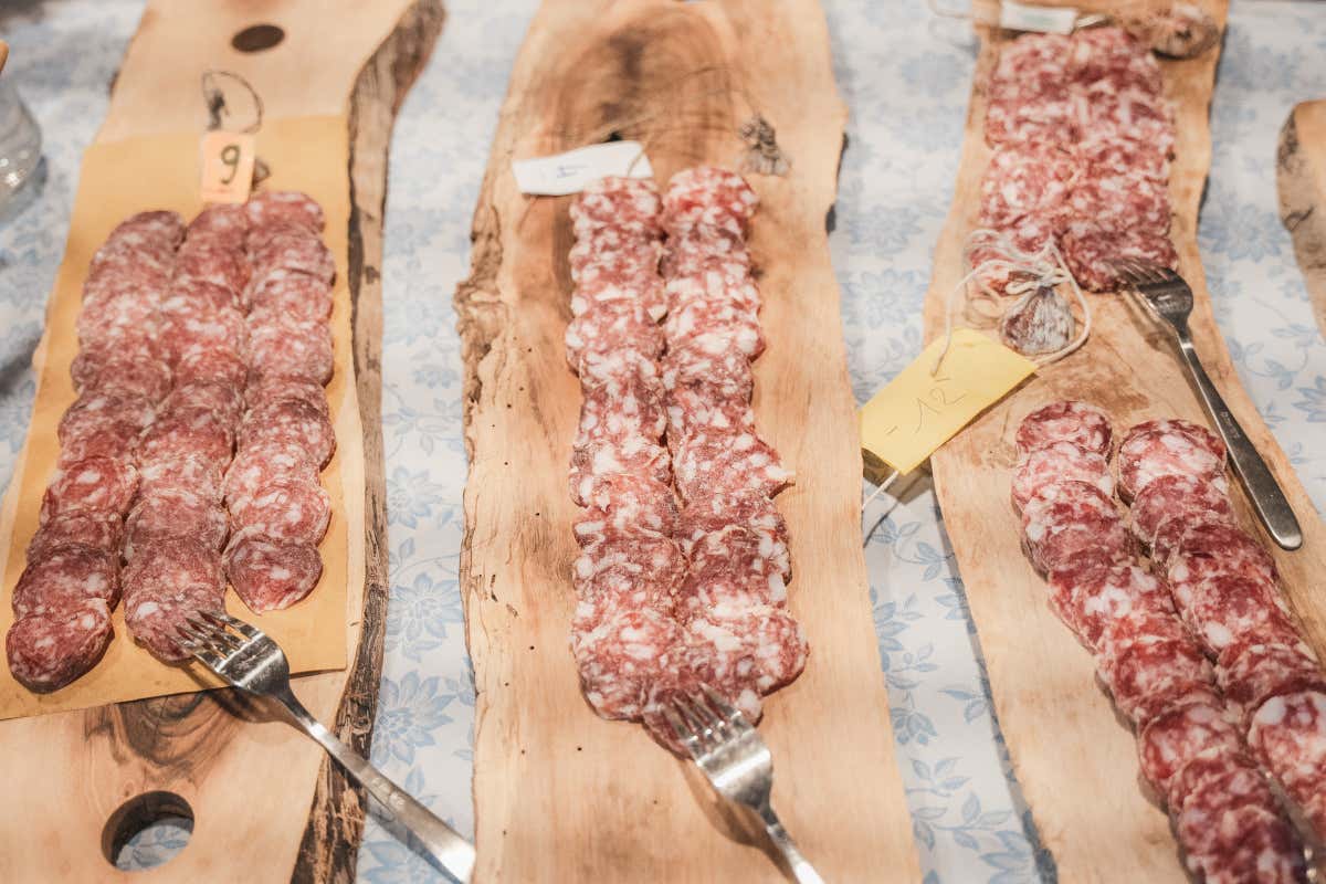 Il miglior salame affumicato del Friuli nasce dall&rsquo;amicizia: vince il gruppo di Timau