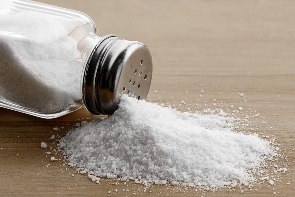 Ecco i consigli per ridurre il consumo di sale, il “nemico silenzioso” in cucina