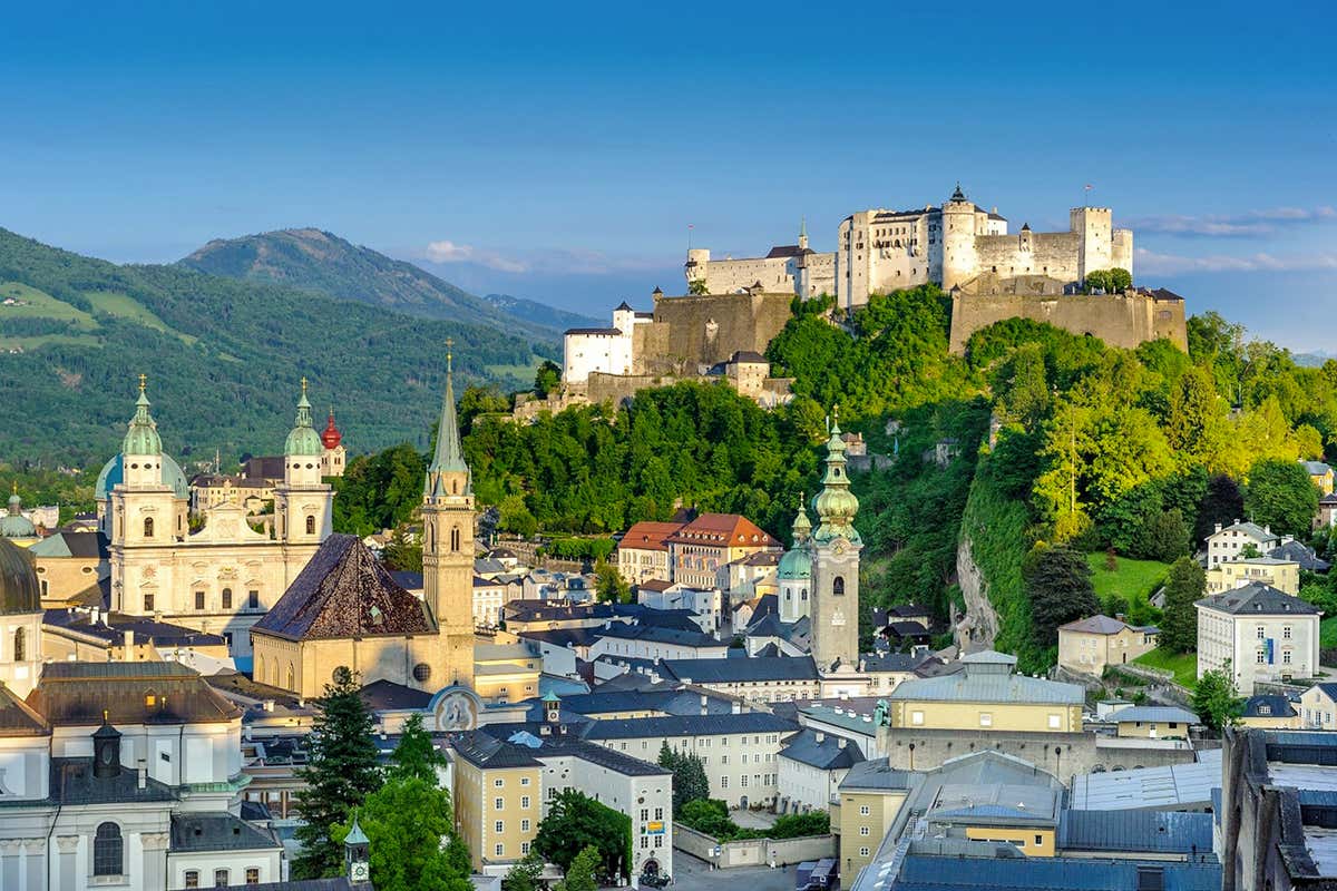 Dalla fortezza di Hohensalzburg, lo sguardo abbraccia Salisburgo tra tetti barocchi, fiume e montagne