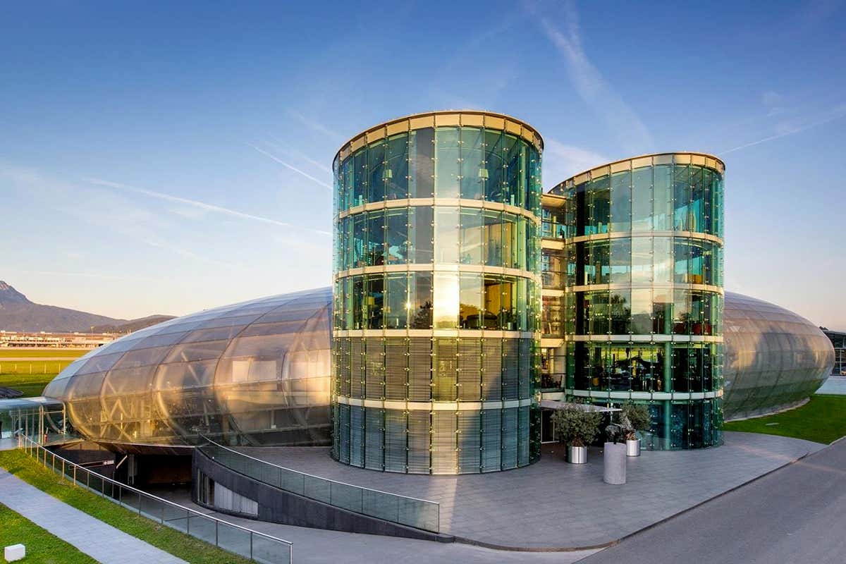 Hangar-7 è il simbolo della Salisburgo contemporanea, dove architettura, design e aviazione si incontrano
