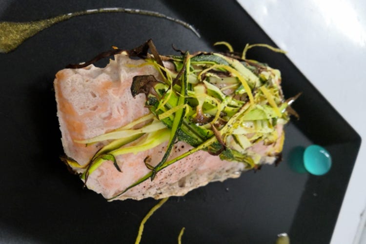 Trancio di salmone cotto al vapore con julienne di zucchine genovesi profumate al lime e sfera alla menta