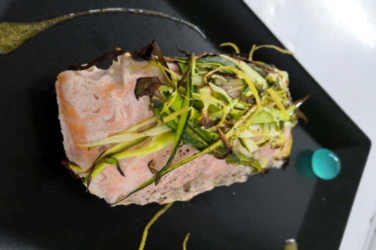 Trancio di salmone cotto al vapore con julienne di zucchine genovesi profumate al lime e sfera alla menta Trancio di salmone cotto al vapore con julienne di zucchine genovesi profumate al lime e sfera alla menta