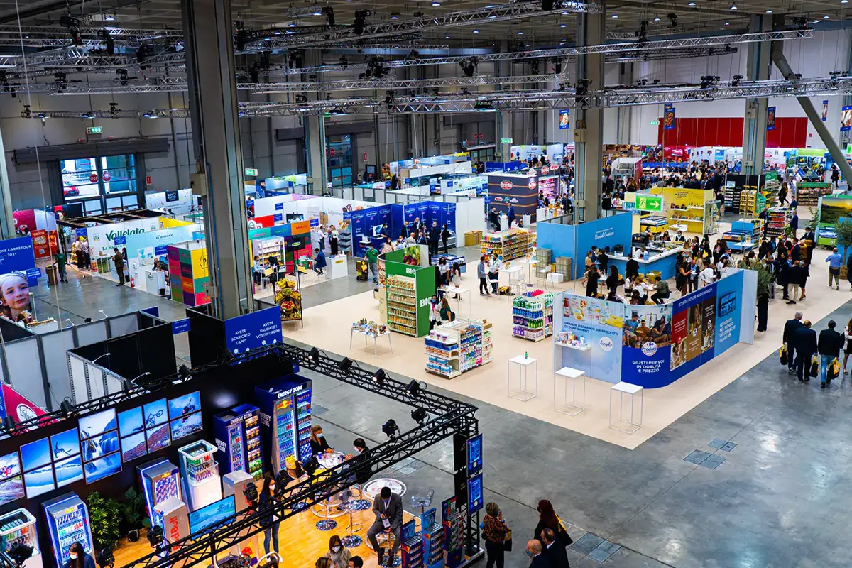 Un'immagine del Salone Carrefour Italia 2021 Carrefour e Parmigiano Reggiano, accordo di filiera per produzione e distribuzione