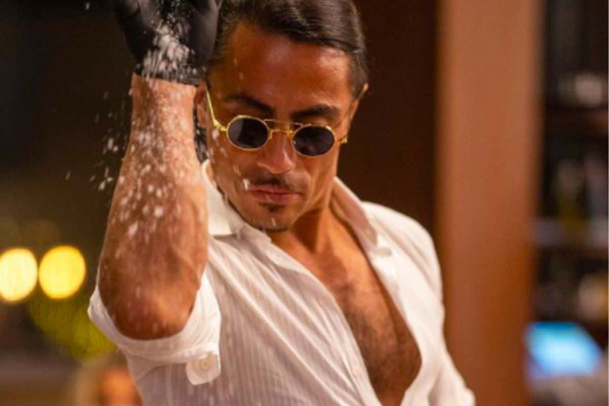 Salt Bae ancora nei guai? Cameriera costretta a mostrare i piedi a un ricco cliente