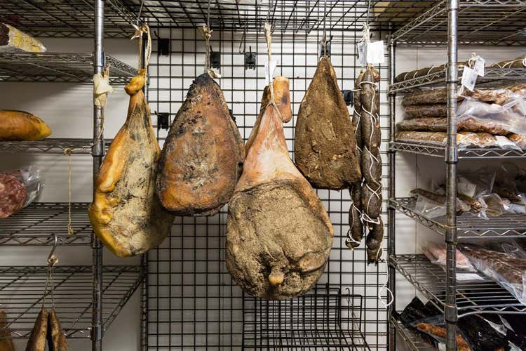 Insaccati pronti per passare all'affettatrice (A Salum&rsquo;&egrave; tutti i gusti della salumeria d&rsquo;eccellenza)