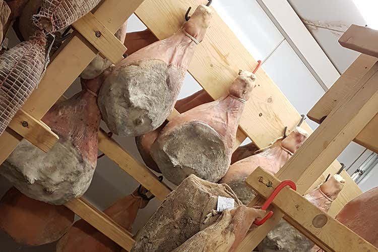 Il prosciutto crudo, esclusivamente tagliato a mano, è il re dell’assaggio - Tra pietra, vini, zuppe e salumi Un assaggio del Carso sloveno Il prosciutto crudo, esclusivamente tagliato a mano, è il re dell’assaggio - Tra pietra, vini, zuppe e salumi Un assaggio del Carso sloveno