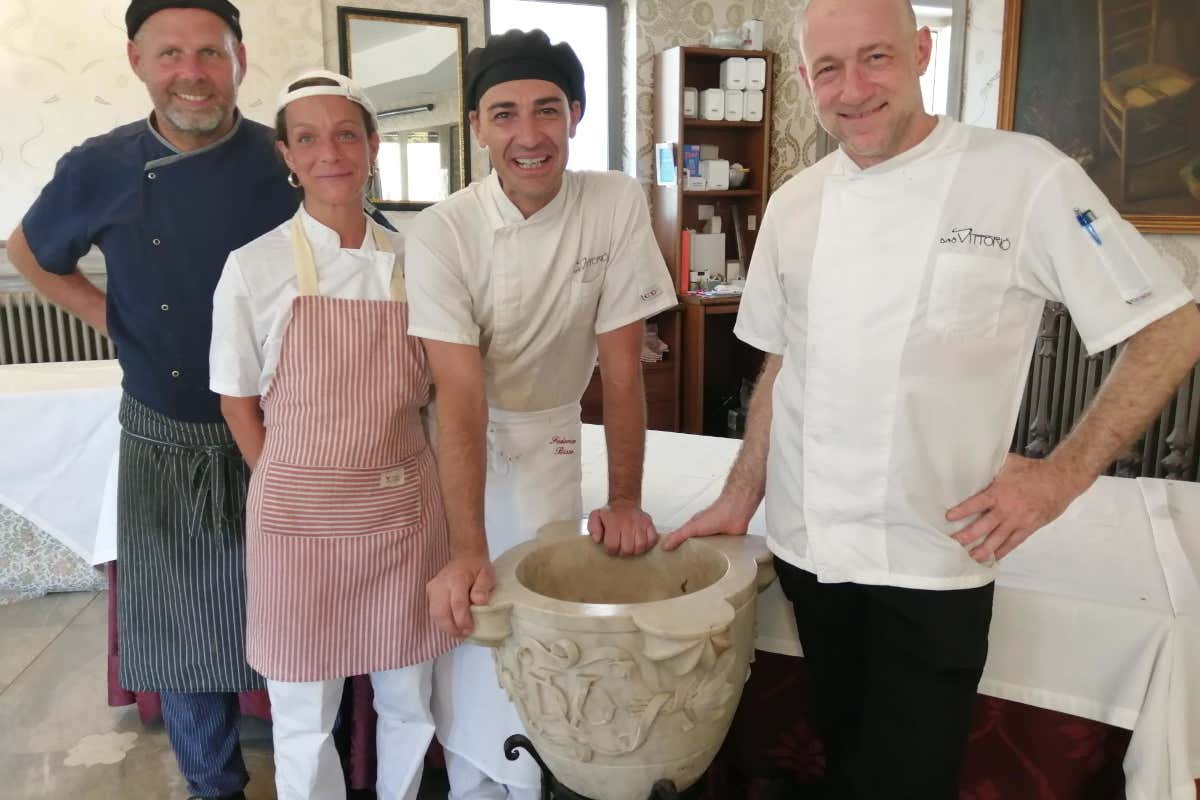 Lo Staff di O' Vittorio La Focaccia di Recco Igp incontra i salumi piacentini, ecco i “Sapori in Paradiso”