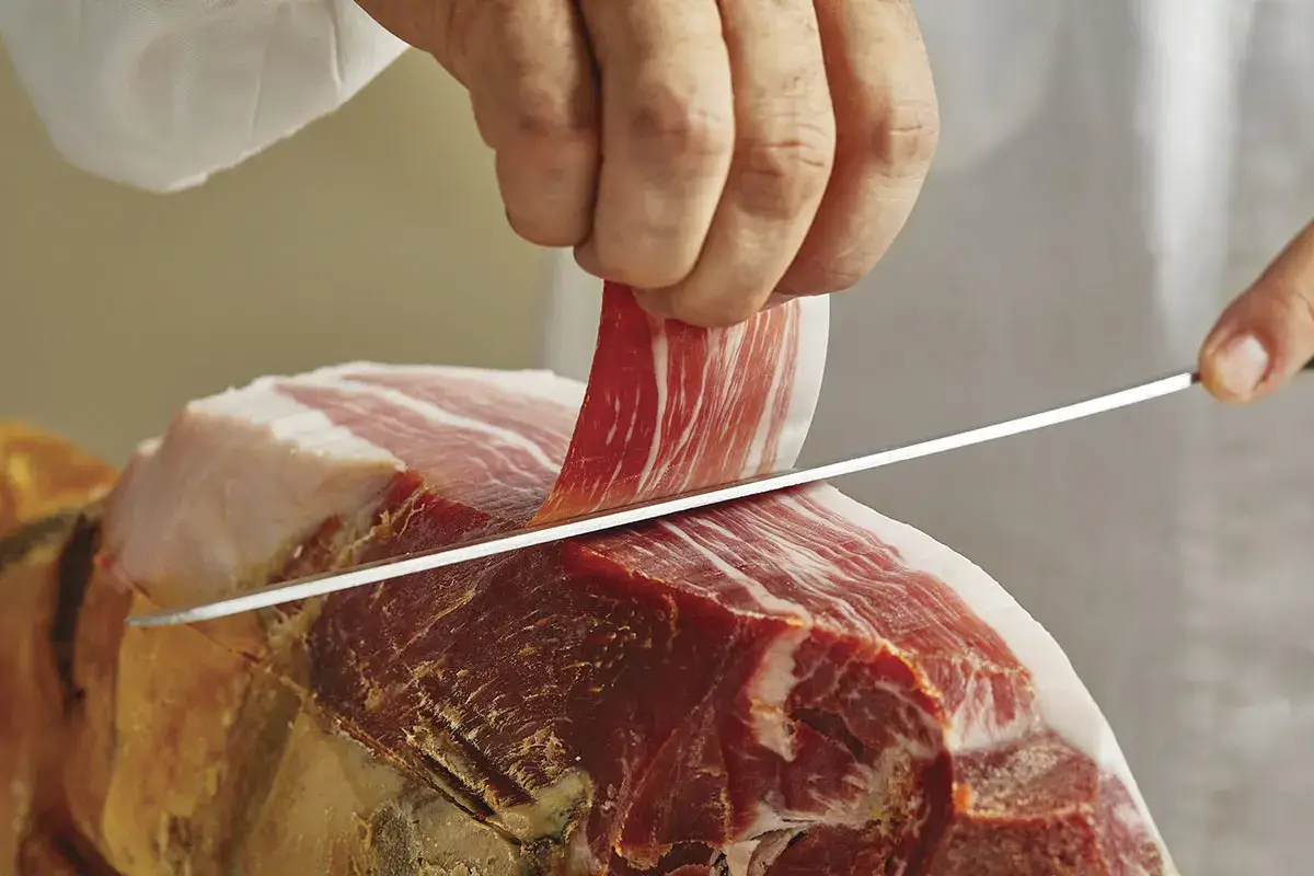 Taglio al coltello Prosciutto di Parma Dop, i segreti di Salumificio San Michele per riconoscere la qualit&agrave;