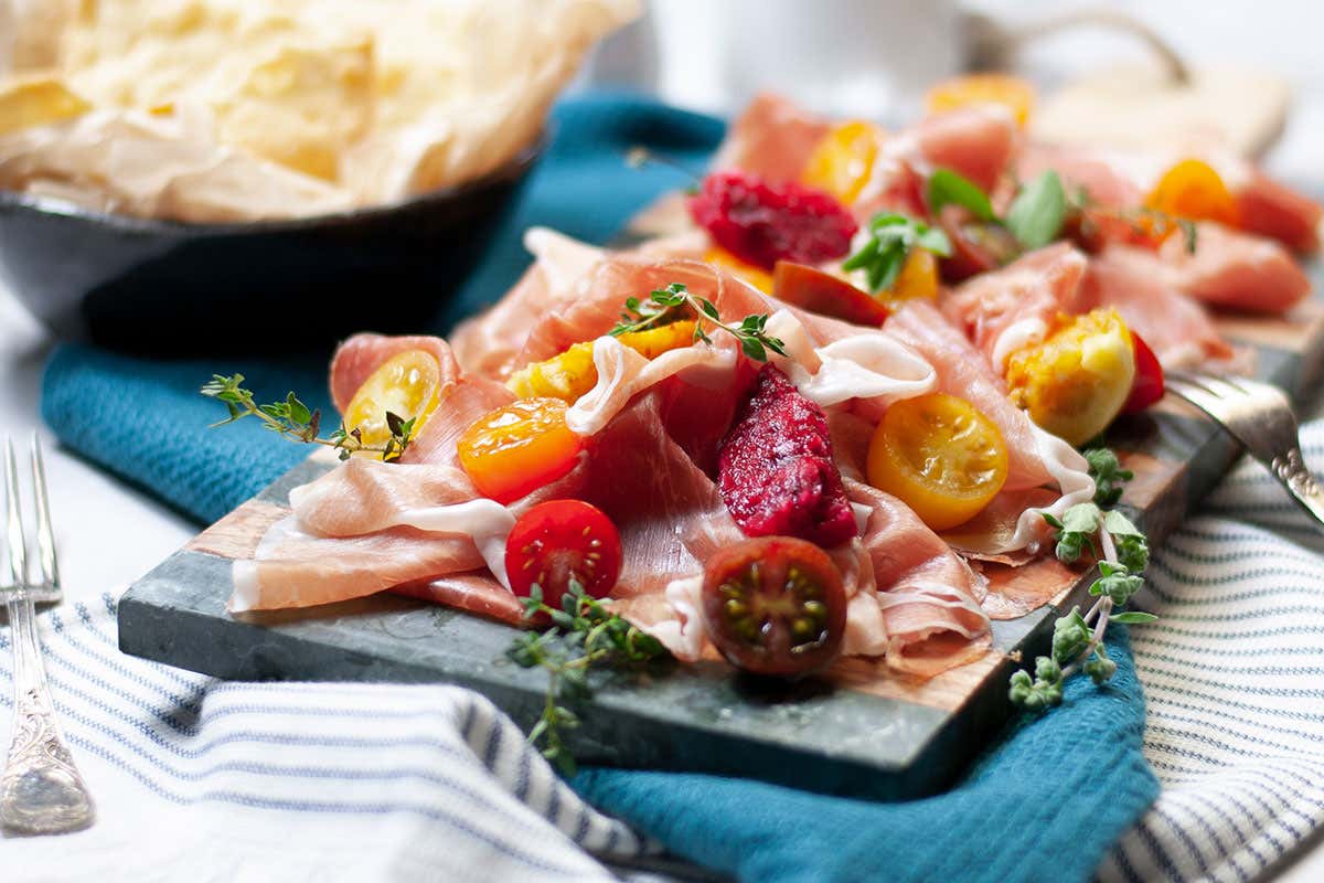 Tagliere estivo Prosciutto di Parma Dop, i segreti di Salumificio San Michele per riconoscere la qualità