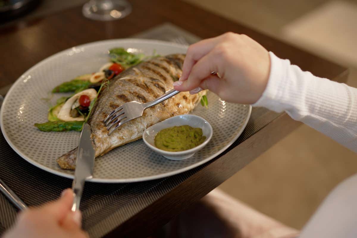 Ecco alcuni alimenti che cambiano l’odore del corpo (e il motivo)