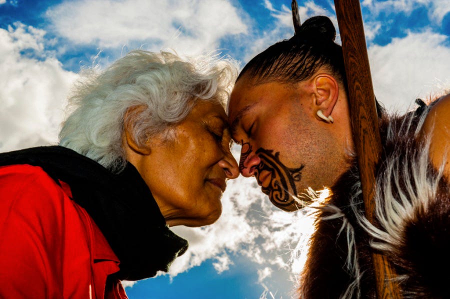 Saluto Maori - Il Namastè contro il Coronavirus Dall'India il saluto più salutare