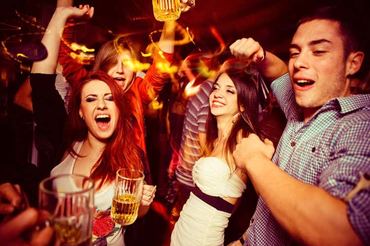 In Italia &egrave; vietato somministrare alcolici nei locali dopo le 3 del mattino (Salvini cede alla movida S&igrave; alla vendita di alcol dopo le 3)