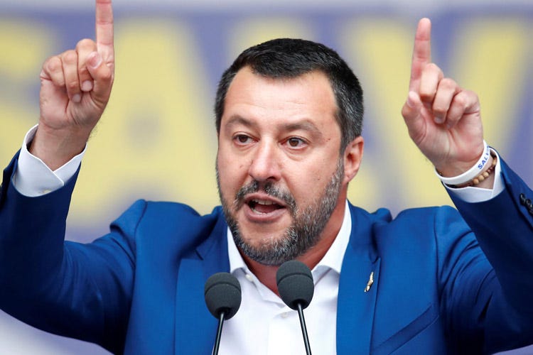 Matteo Salvini (Salvini cede alla movida Sì alla vendita di alcol dopo le 3)