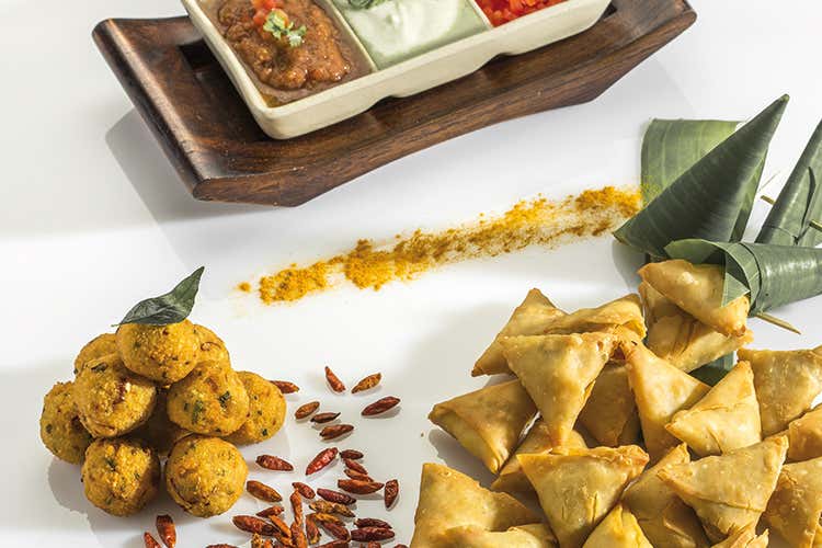 Samosa con gateau, piments (Chili cakes - polpettine speziate) Samosa con gateau, piments (Chili cakes - polpettine speziate)