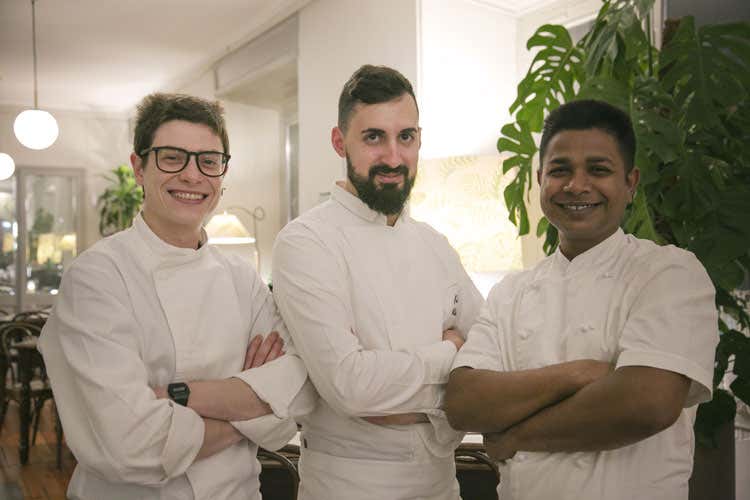 Paolo Ribotto (al centro) e i suoi aiutanti in cucina - Torino, all’antico San Giors pronto il menu di primavera