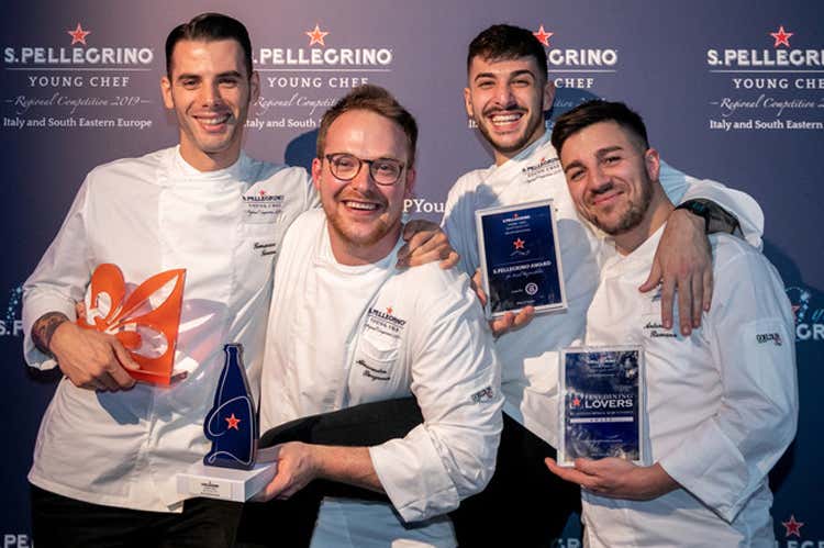 Alessandro Bergamo, secondo da sinistra, e i vincitori dei premi speciali (S.Pellegrino Young Chef Sud Est Europa Vince Bergamo, il secondo di Cracco)
