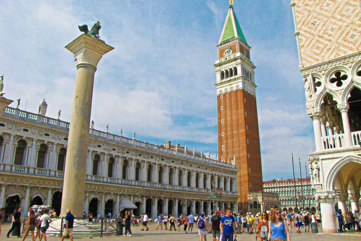 Il campanile di San Marco, punto panoramico e simbolo della città Punti panoramici in Italia il più visitato è il Duomo di Milano che batte la torre di Pisa. La meno cara al mondo è in Sud Africa