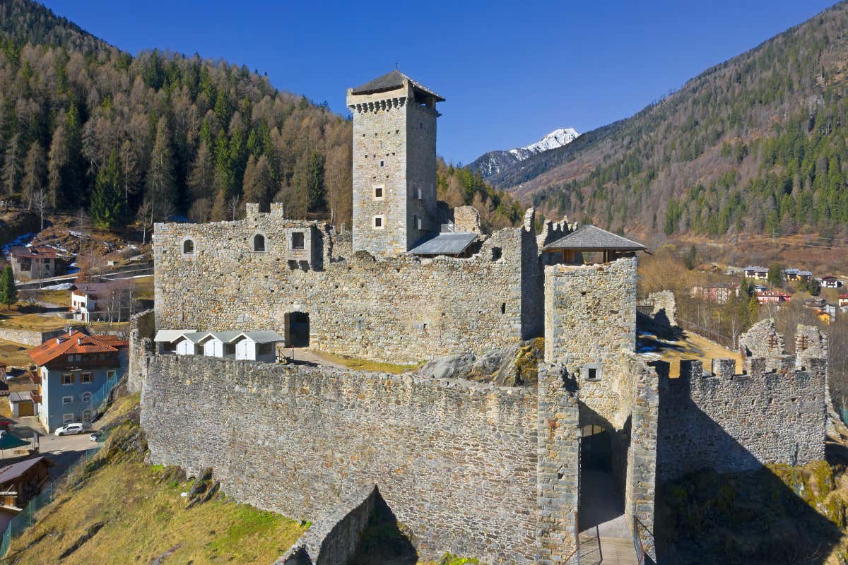 La prima tappa di Trenino dei castelli è il castello San Michele di Ossana Trenino dei castelli: un tour fra la storia e il gusto del Trentino La prima tappa di Trenino dei castelli è il castello San Michele di Ossana Trenino dei castelli: un tour fra la storia e il gusto del Trentino