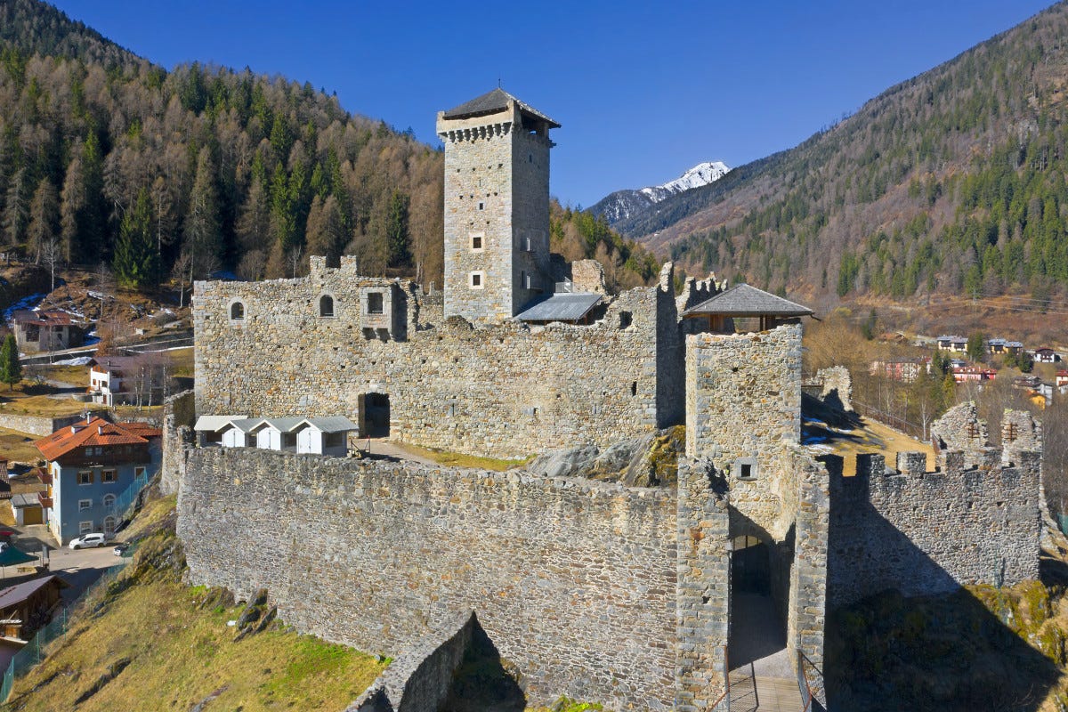 La prima tappa di Trenino dei castelli è il castello San Michele di Ossana Trenino dei castelli: un tour fra la storia e il gusto del Trentino