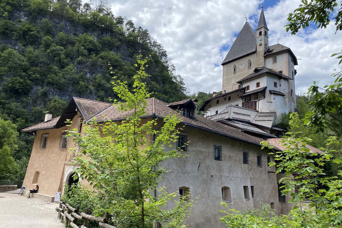 C’è una valle tra rovine ancestrali e silenzi inquieti, in cui la Mela Dop affascinò Sissi
