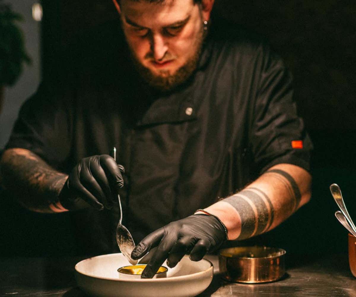 Lo chef Lorenzo Coccovilli all'opera