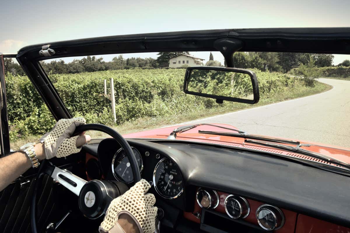 Otto marzo on the road: viaggio con le amiche su un'auto d'epoca