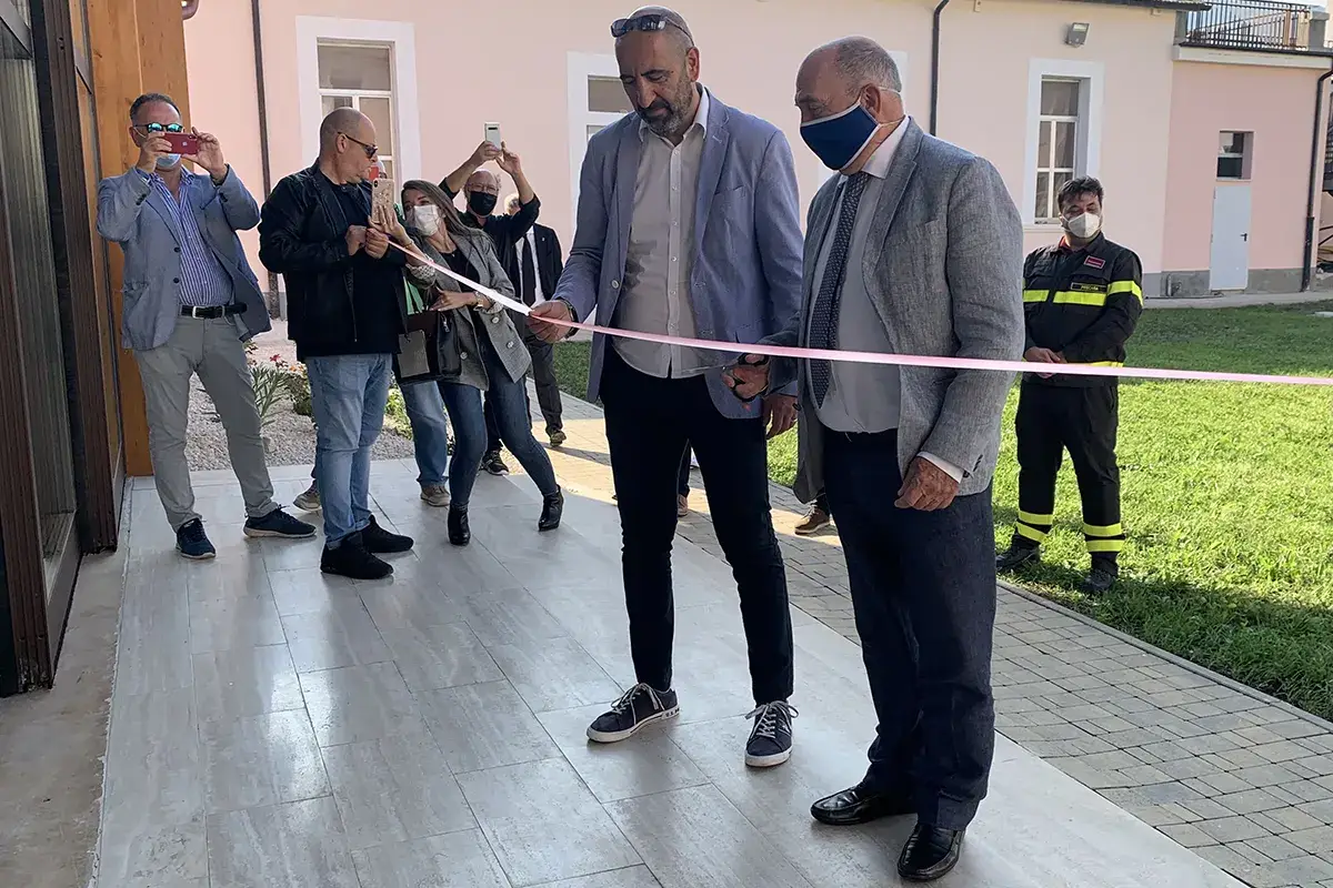 Concezio Galli con Enrico Zoppas al taglio del nastro A Popoli ecco il museo dell'acqua minerale San Benedetto