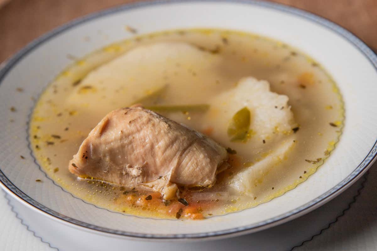 Il sancocho viene preparato con pollo, tuberi ed erbe aromatiche