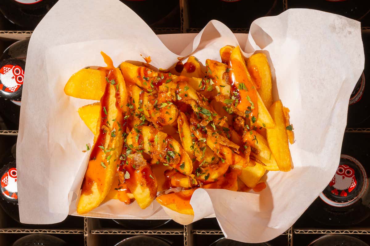 Patatine aromatizzate con ingredienti tipici della cucina giapponese come yuzu, miso, alga nori, teriyaki e katsuobushi, sotto le quali delle originali birre giapponesi