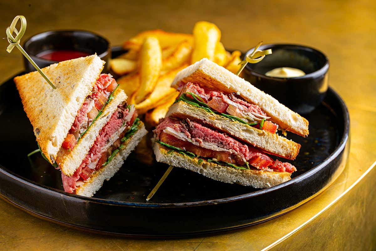 Club sandwich al roast beef. Foto: Alberto Blasetti Metropolita a Roma: tempo di nuovi cocktail