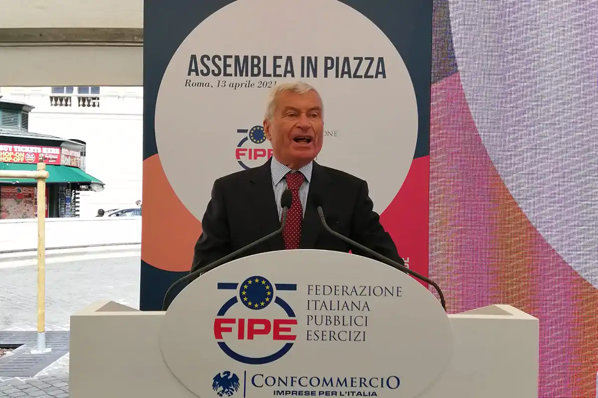 Carlo Sangalli durante il suo discorso a Roma [Serve una data certa per ripartire] Ultimatum dei ristoratori al Governo