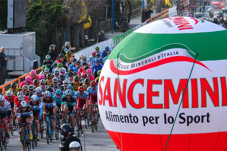 (Acque Minerali d&rsquo;Italia pedala forte su pi&ugrave; fronti)
