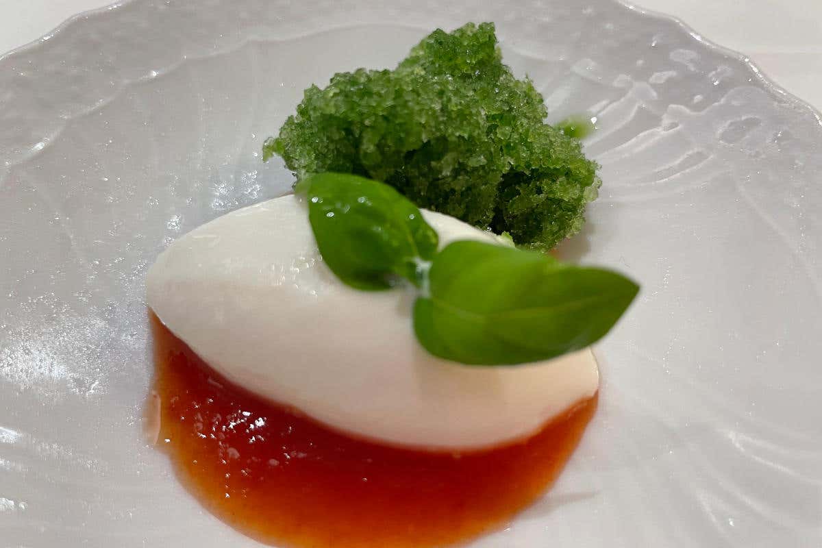 La caprese rivisita, acqua di pomodoro, gelato di mozzarella e granita di basilico San Giorgio a Genova, l'alta cucina sposa la grande ospitalità