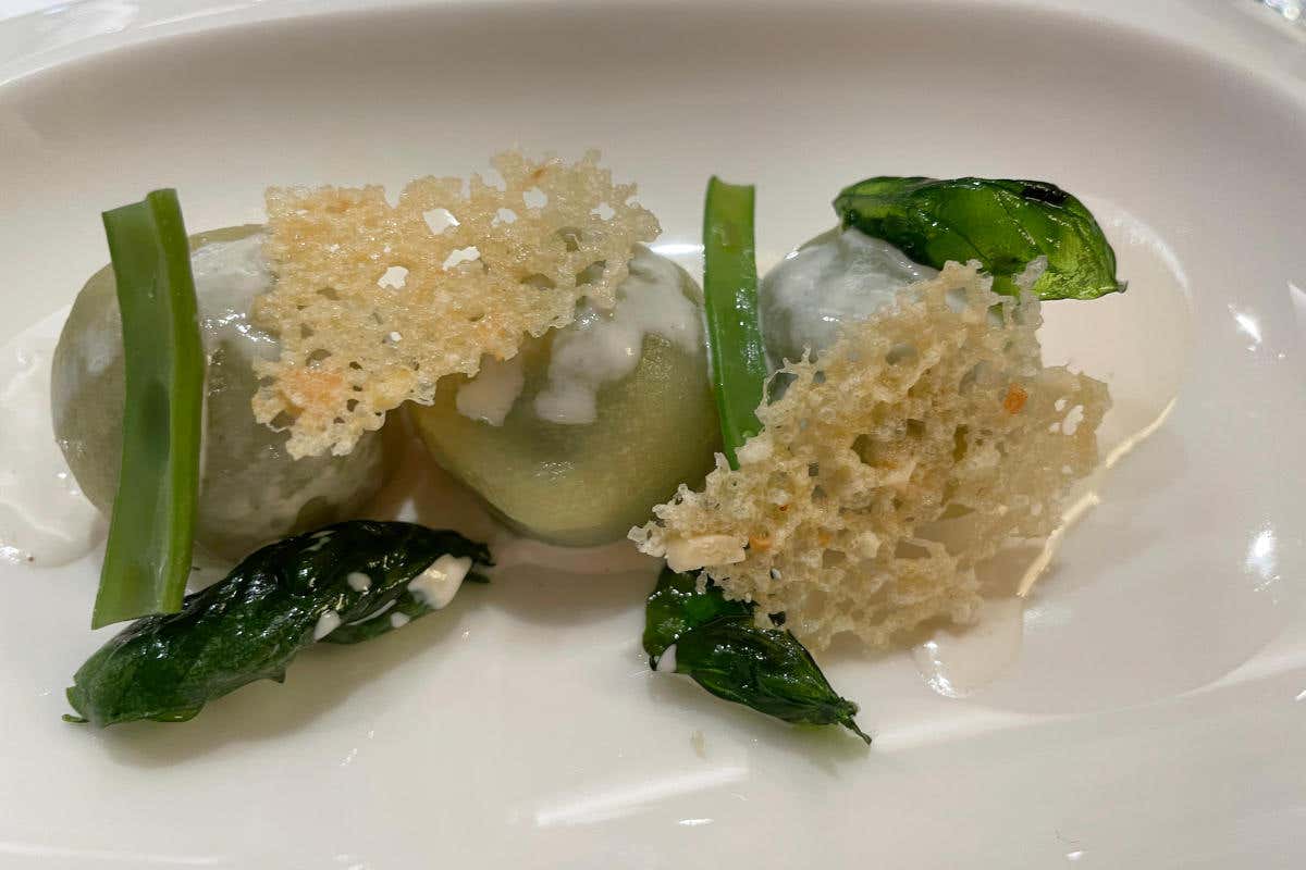 Gnocchi al pesto 2.0 fagiolini, cialda croccante e salsa di pinoli  San Giorgio a Genova, l'alta cucina sposa la grande ospitalità