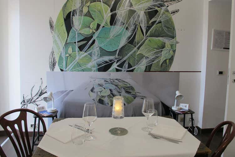 Immagini appese al muro al posto del letto - Cene private in camera al San Giors Via il letto, arrivano tavoli e sedie