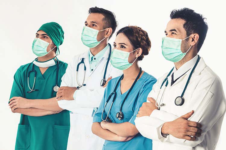 Dai medici agli infermieri, passando per i farmacisti la sanità italiana ha applaudico il discorso di Draghi - Draghi convice il mondo sanitarioMa servono fondi per i territori