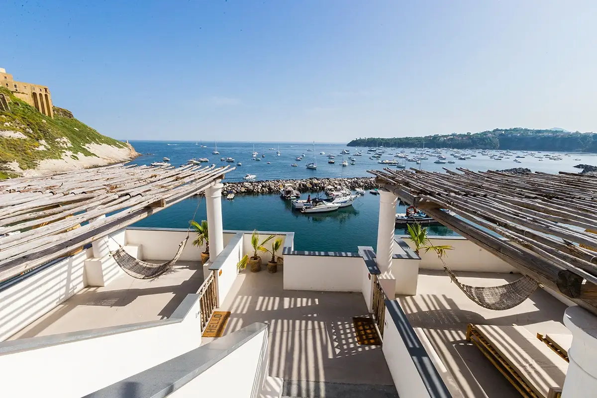 Il San Michele, in perfetto stile bohemien Procida &ldquo;dentro&rdquo;: viaggio tra ristoranti e alloggi in cui assaporare la vera bellezza