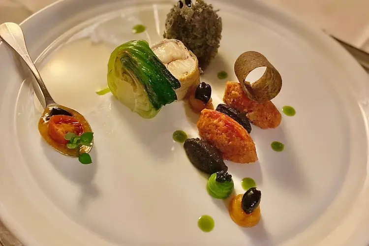 Coda di rospo cucinata a bassa temperatura, olive taggiasche in diverse declinazioni e pomodoro candito La magia del passato al Ristorante San Michele di Fagagna