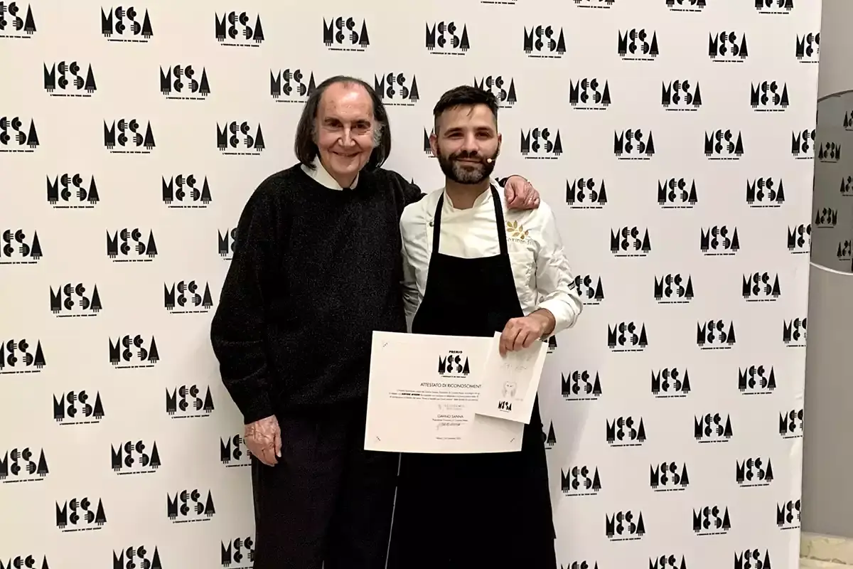 Gavino Sanna con il vincitore del concorso Davide Atzeni A Davide Atzeni la terza edizione del Premio Mesa