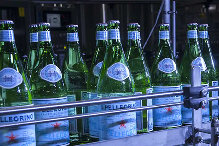 Alcune bottiglie S. Pellegrino negli stabilimenti di produzione 