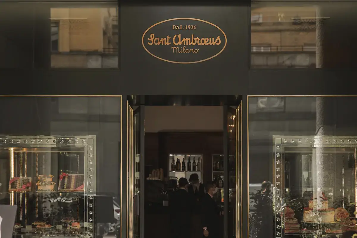 L'ingresso del Sant Ambroeus di Milano Gli americani conquistano lo storico Sant Ambroeus di Milano