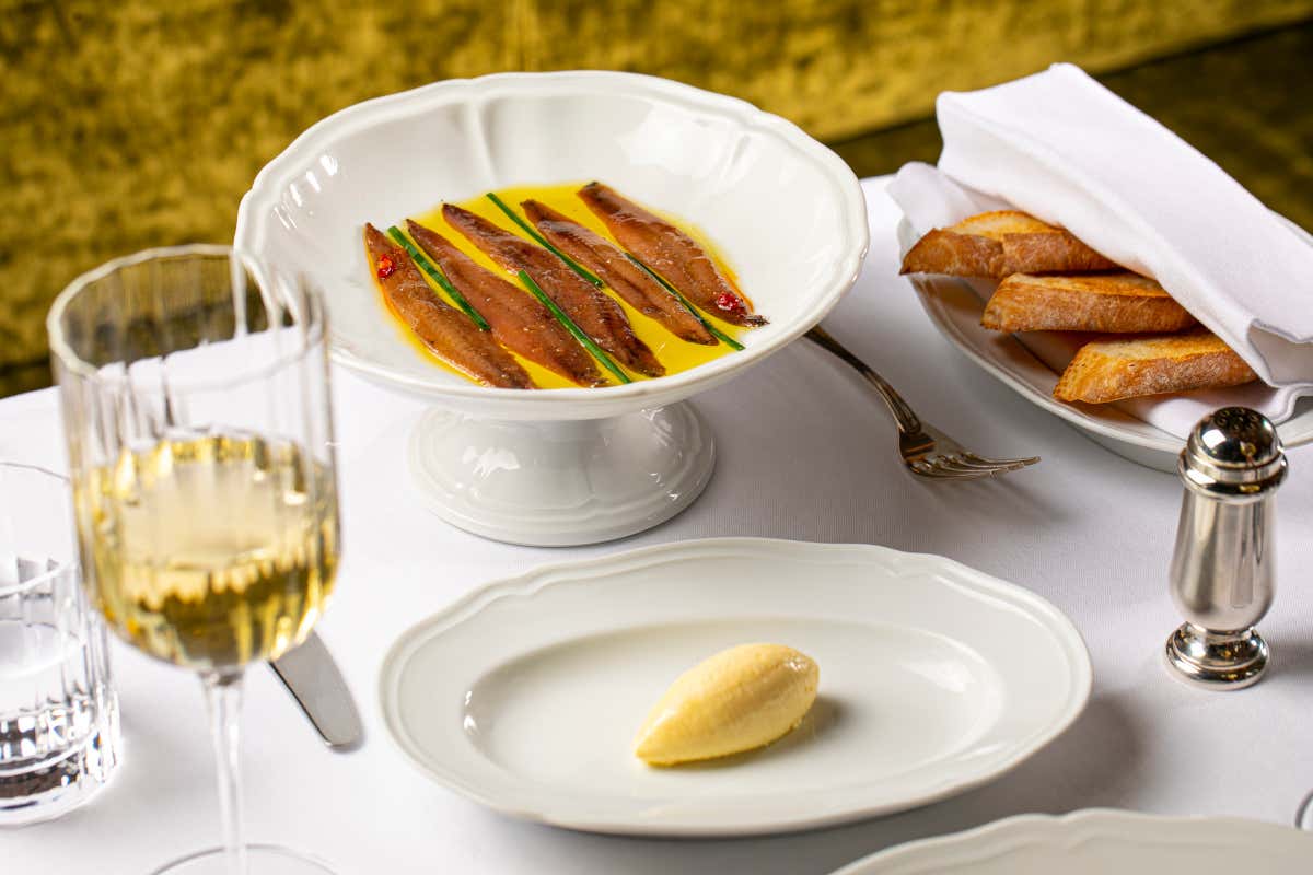 Sant Ambroeus conquista Saint-Germain-des-Prés con stile e raffinatezza