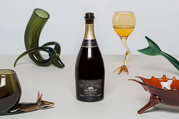 (Santa Margherita nel ruolo di mecenate The Surreal Table, l'arte incontra il vino)