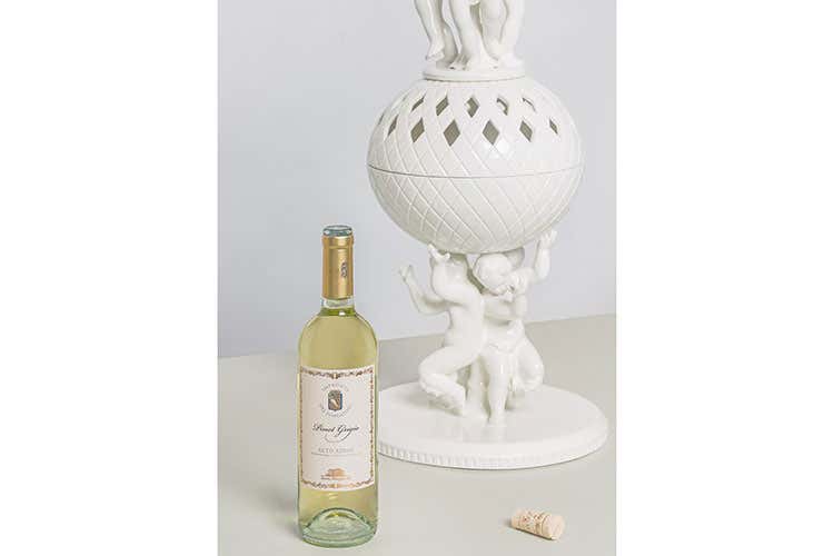 (Santa Margherita nel ruolo di mecenate The Surreal Table, l'arte incontra il vino)