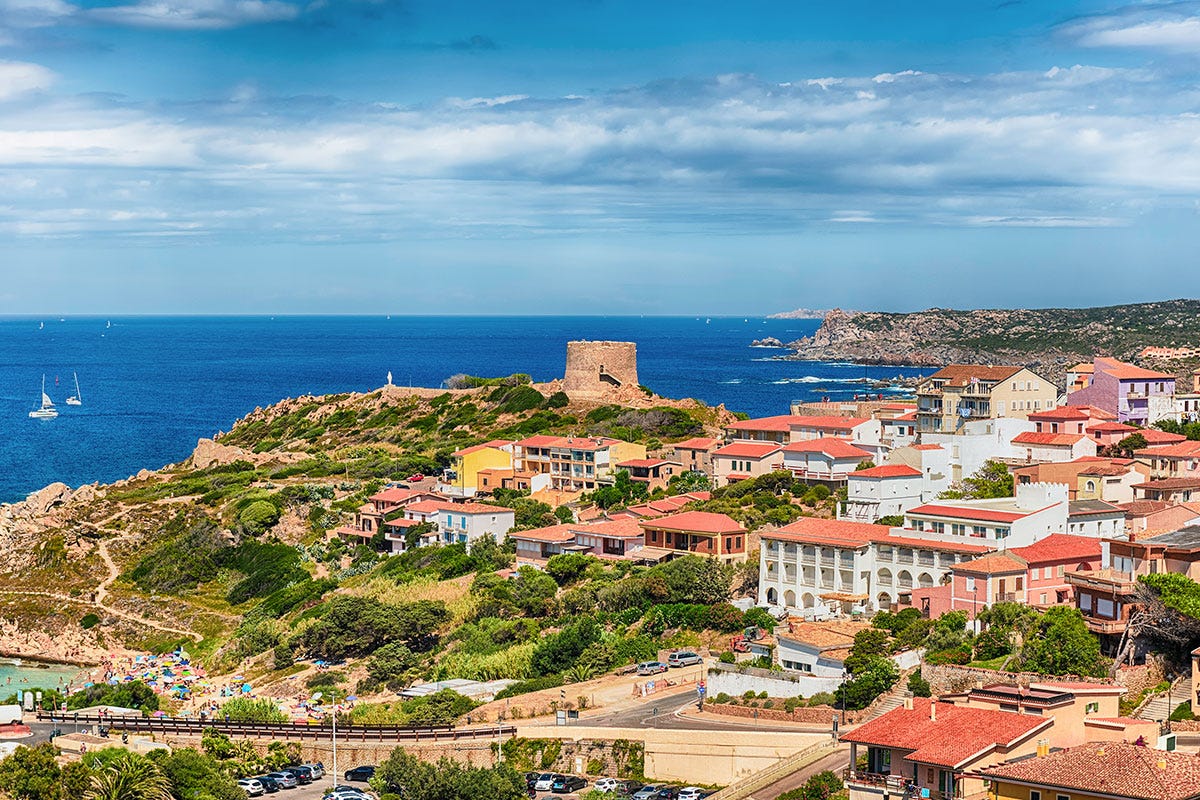 Una veduta aerea di Santa Teresa di Gallura Sardegna, stop seconde case: l'isola sceglie la linea dura